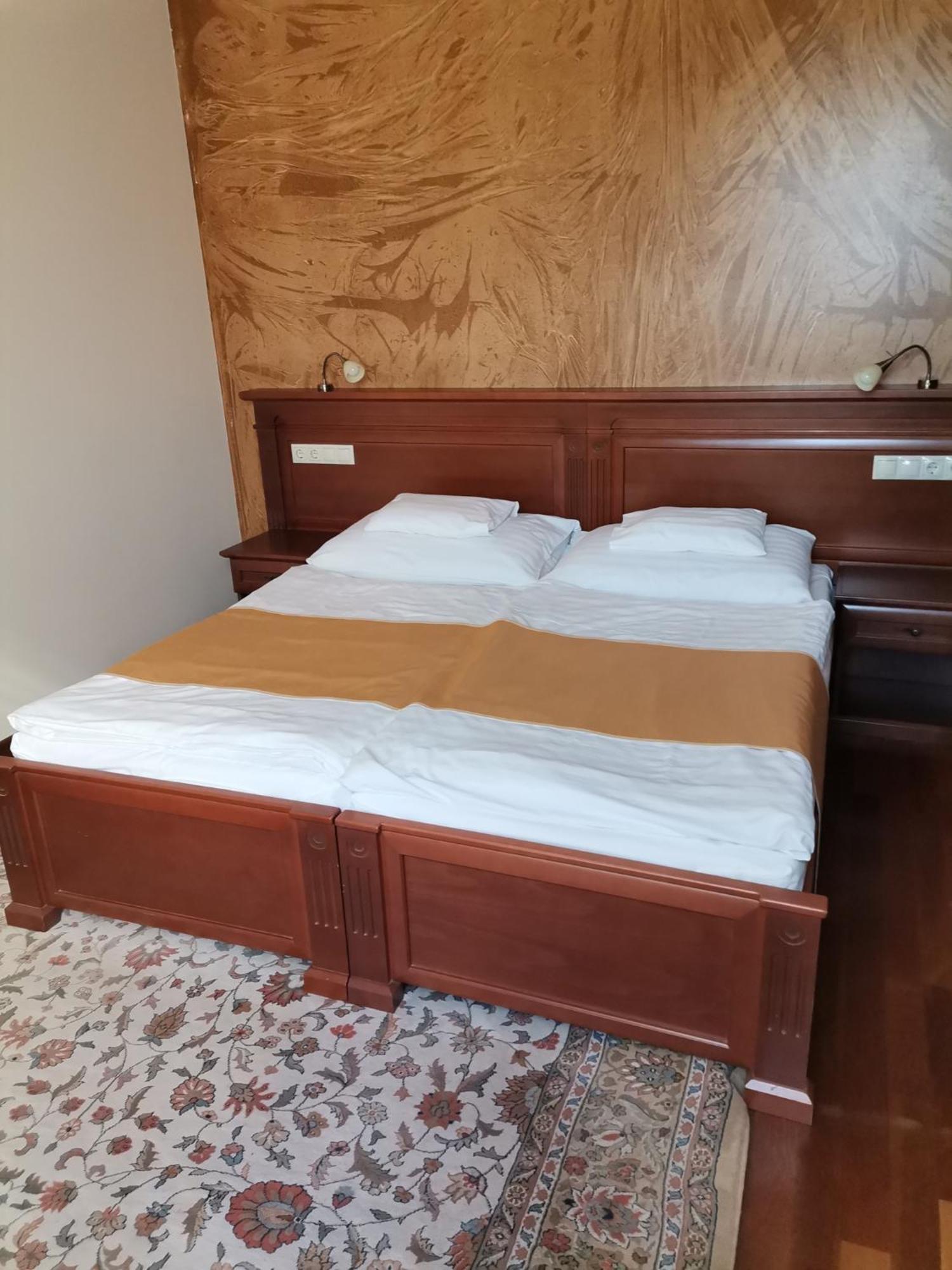 Nimrod Bioszalloda Es Bioetterem Karcag Bagian luar foto