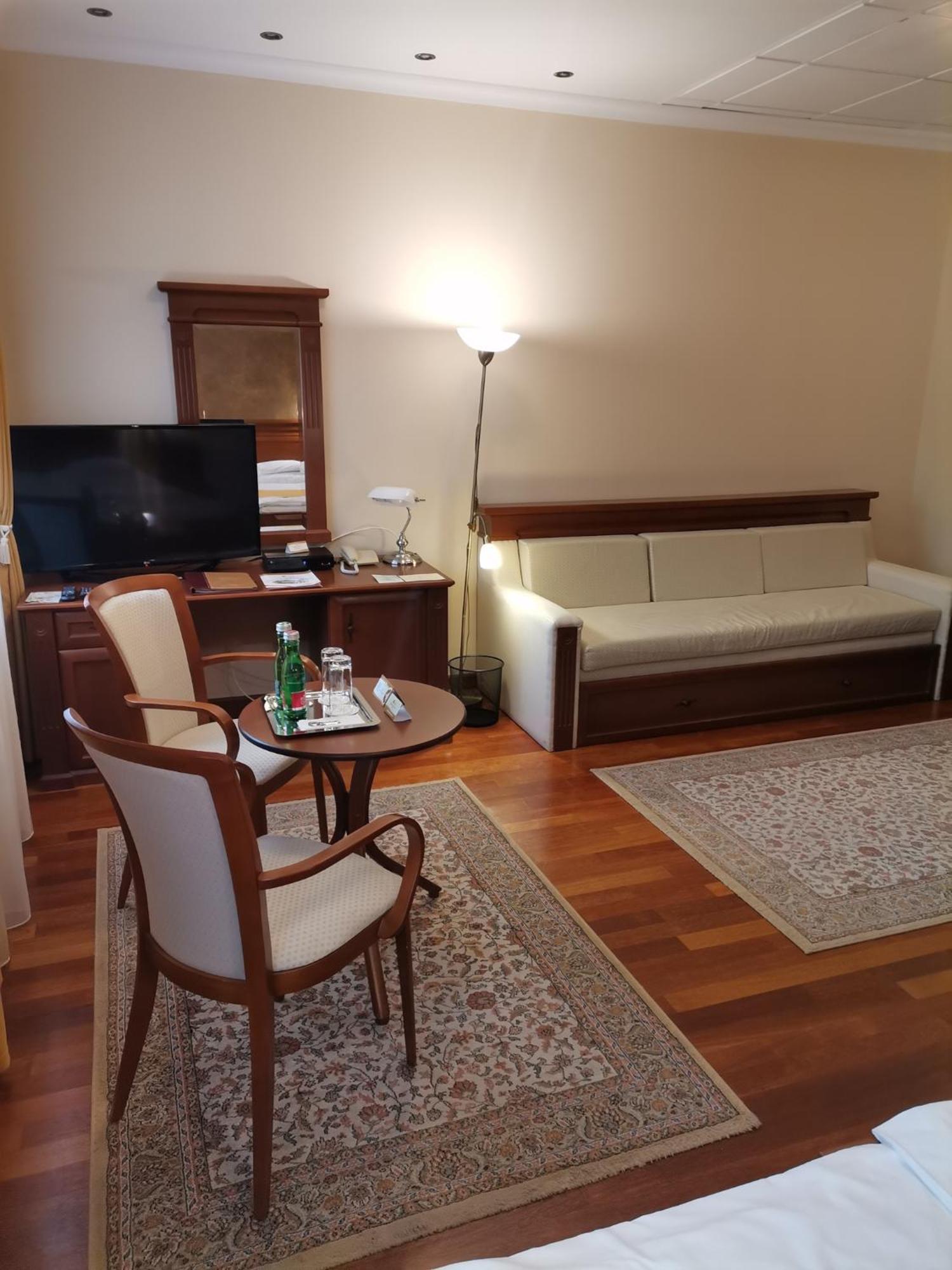 Nimrod Bioszalloda Es Bioetterem Karcag Bagian luar foto