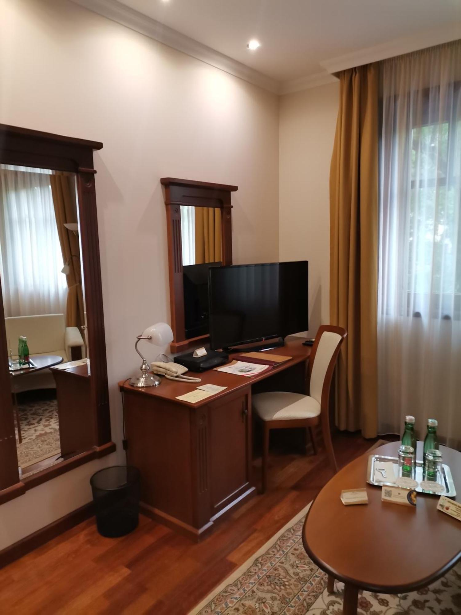 Nimrod Bioszalloda Es Bioetterem Karcag Bagian luar foto