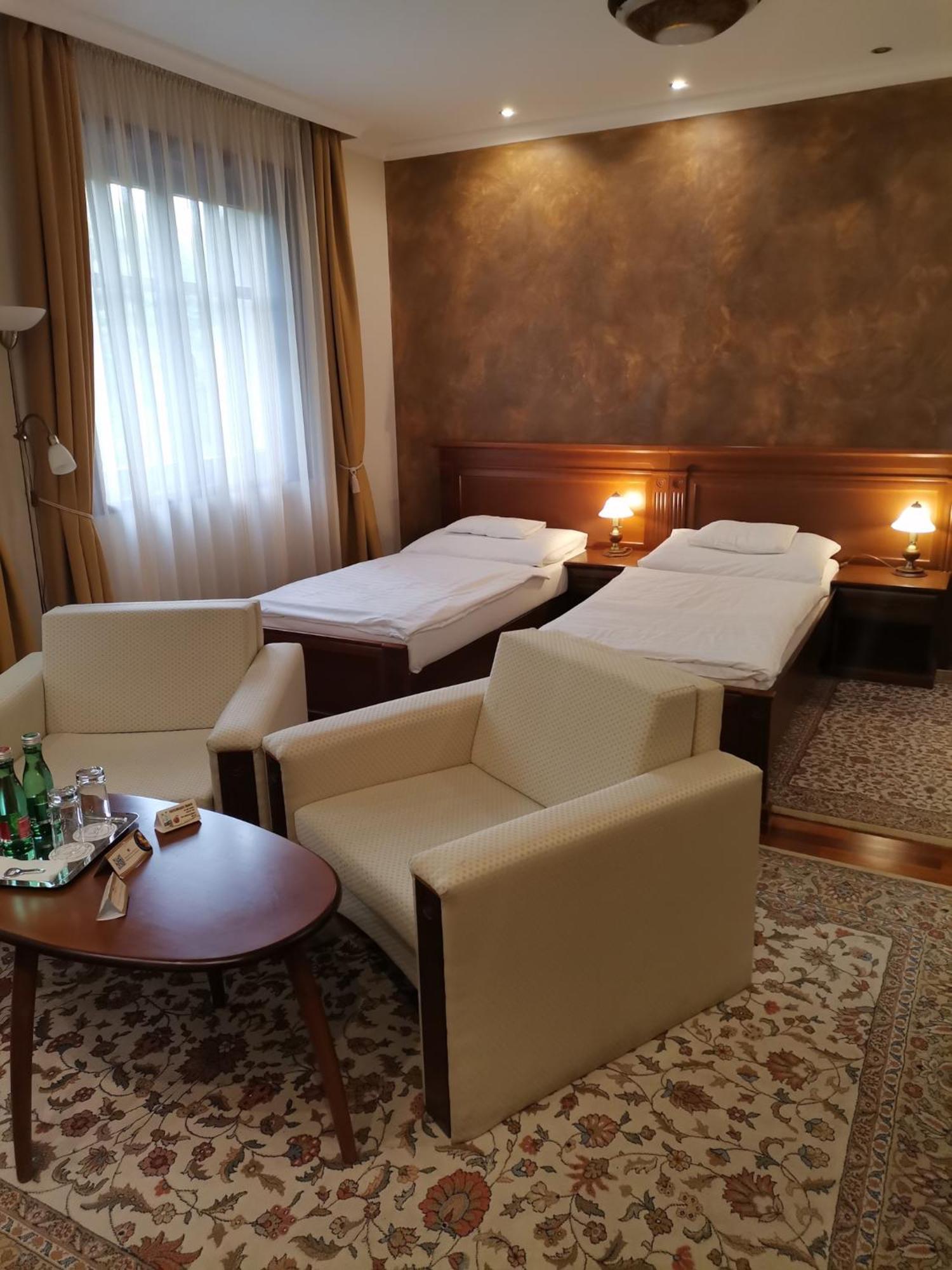 Nimrod Bioszalloda Es Bioetterem Karcag Bagian luar foto