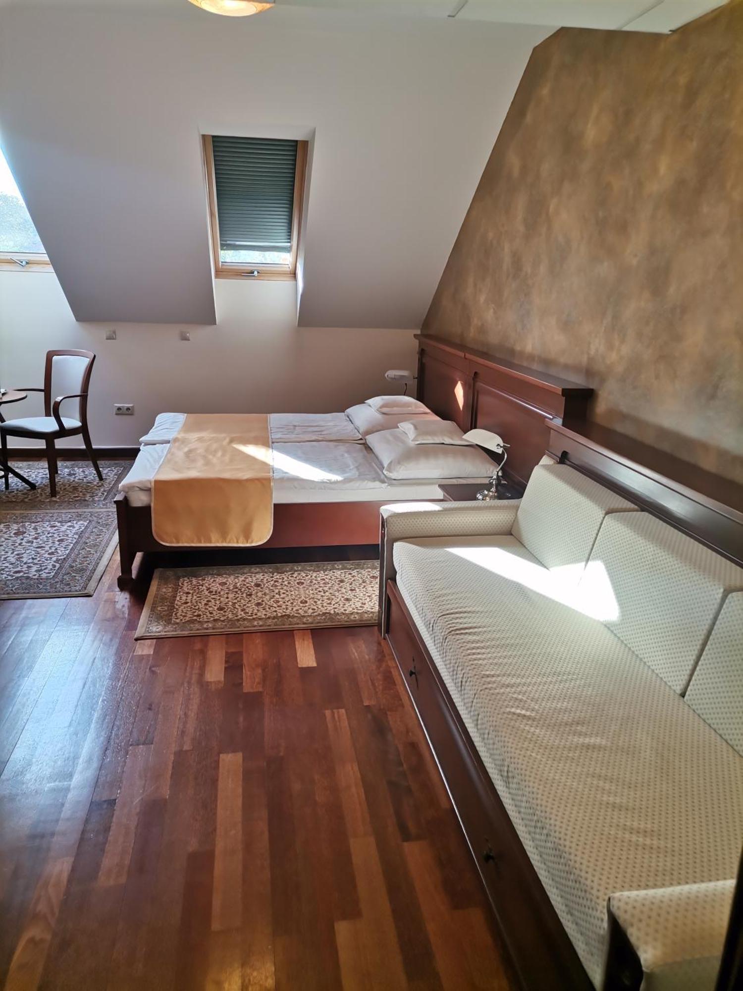 Nimrod Bioszalloda Es Bioetterem Karcag Bagian luar foto