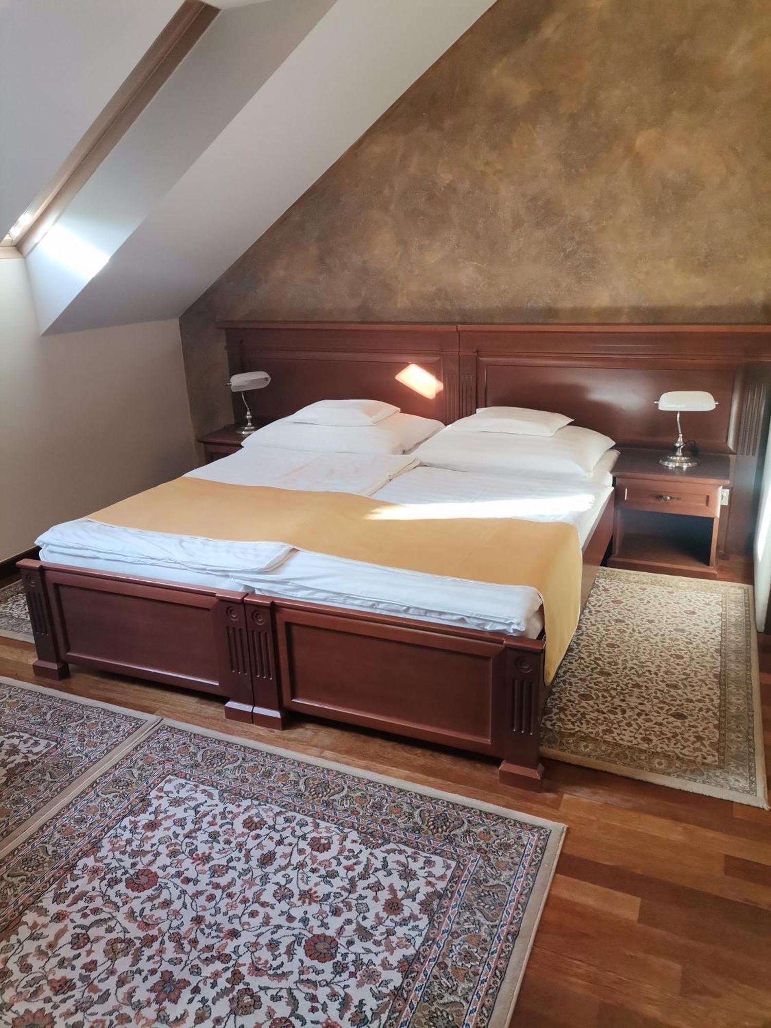 Nimrod Bioszalloda Es Bioetterem Karcag Bagian luar foto