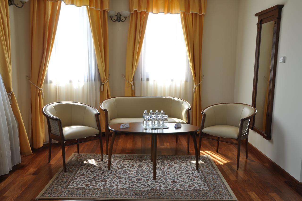 Nimrod Bioszalloda Es Bioetterem Karcag Bagian luar foto